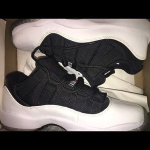 Jordan 11 Low Black & White Tuxedo